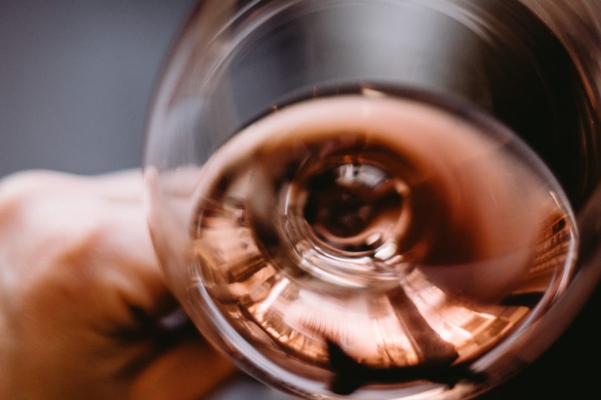 Productos como el alcohol o el vinagre son eficaces para limpiar los objetos de cristal. (Foto: Pexels)