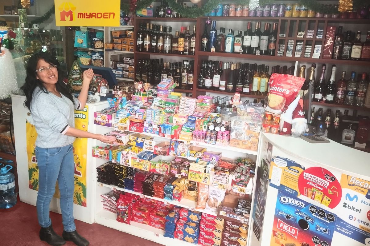Aparte de ofrecer abarrotes y ser un agente bancario, también tiene frutas, pan y productos que importa de México, Corea, Venezuela y Estados Unidos. Foto: Yannina Quispe.