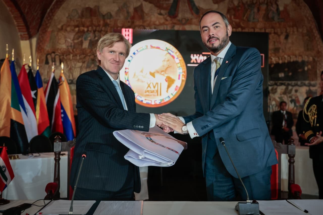 Ministro de Defensa, Amadeo Flores Carcagno, junto al subsecretario de Guerra para Política, Elbridge A. Colby, quien lo reemplazará como titular de esta conferencia.