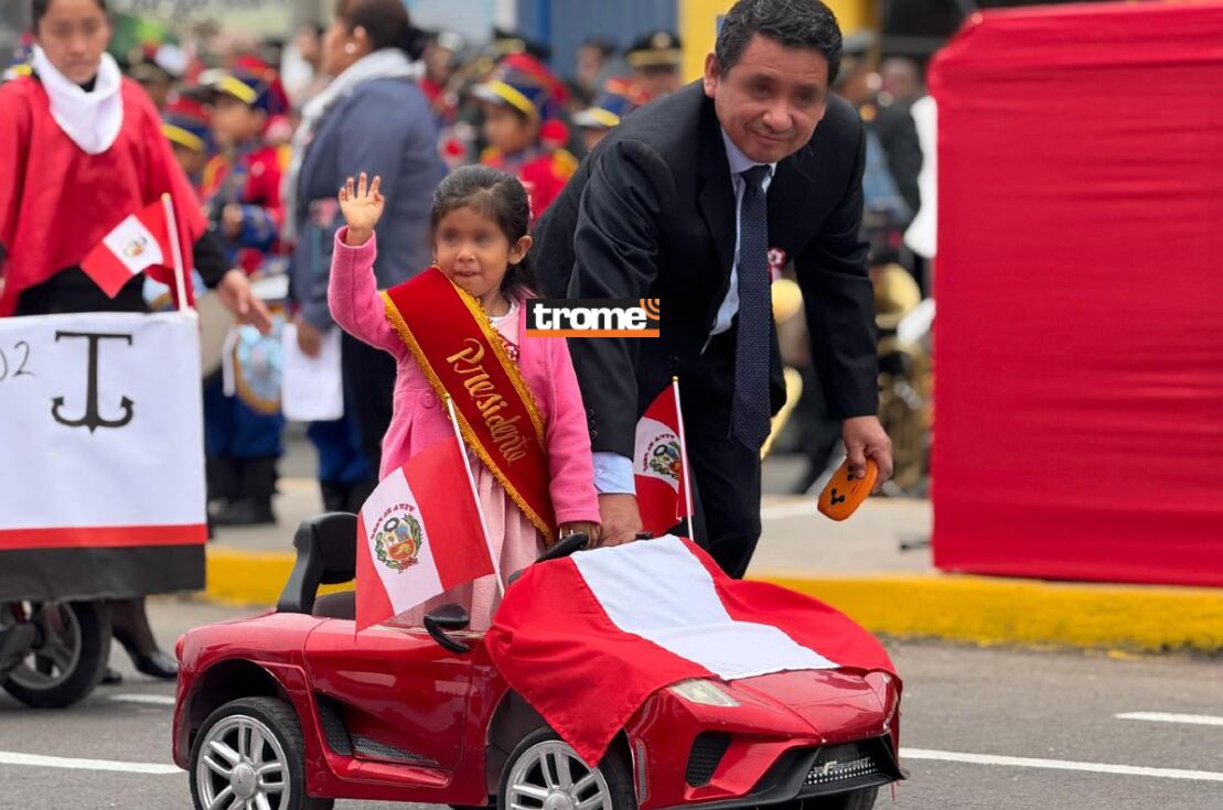 Causó sorpresa en el desfile escolar de Fiestas Patrias en San Juan de Miraflores el paso de una 'niña presidenta'. (Isabel Medina / Trome).