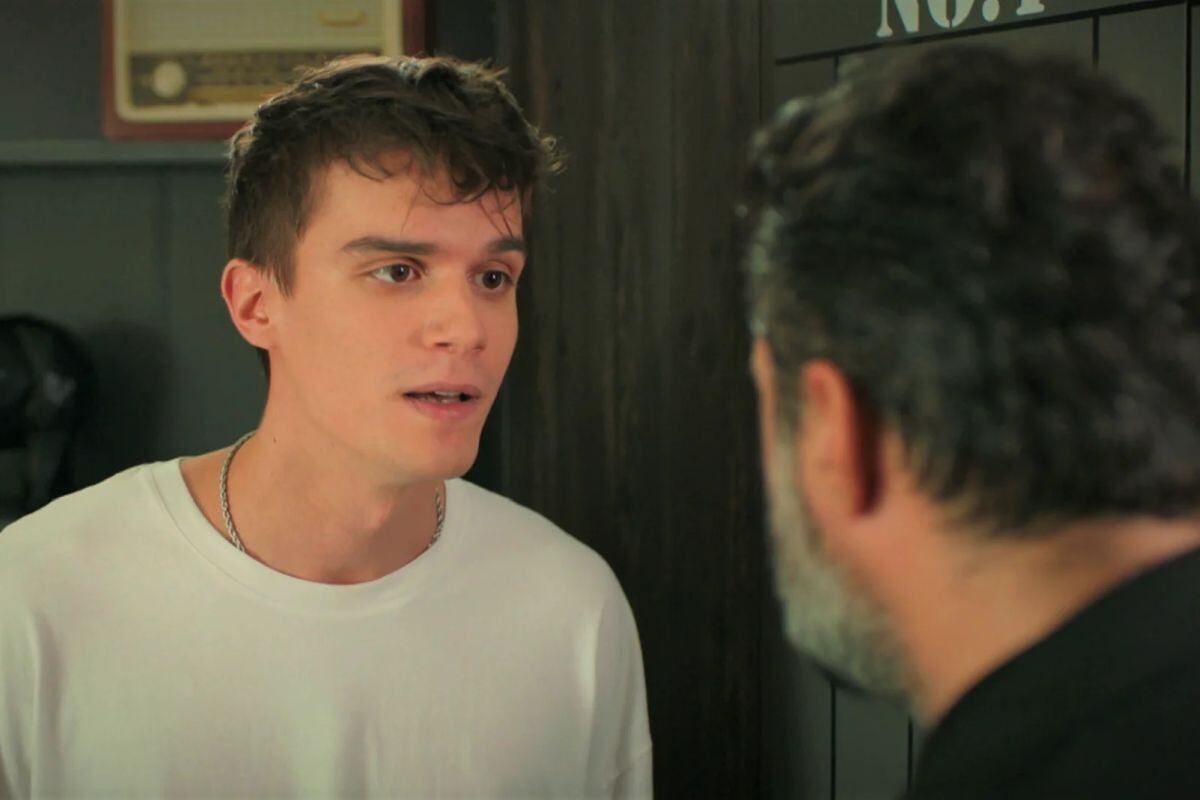 Kaan le exige a Akif que le compre un auto si no quiere que revele ante su familia el parentesco que les une (Foto: NG Medya)