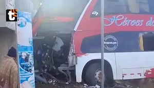 ¡Tragedia en Puno! Chofer muere tras despiste de bus que terminó empotrado en una vivienda