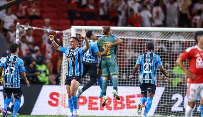 Erick Noriega celebra la obtención del Campeonato Gaucho con Gremio. (@gremio)
