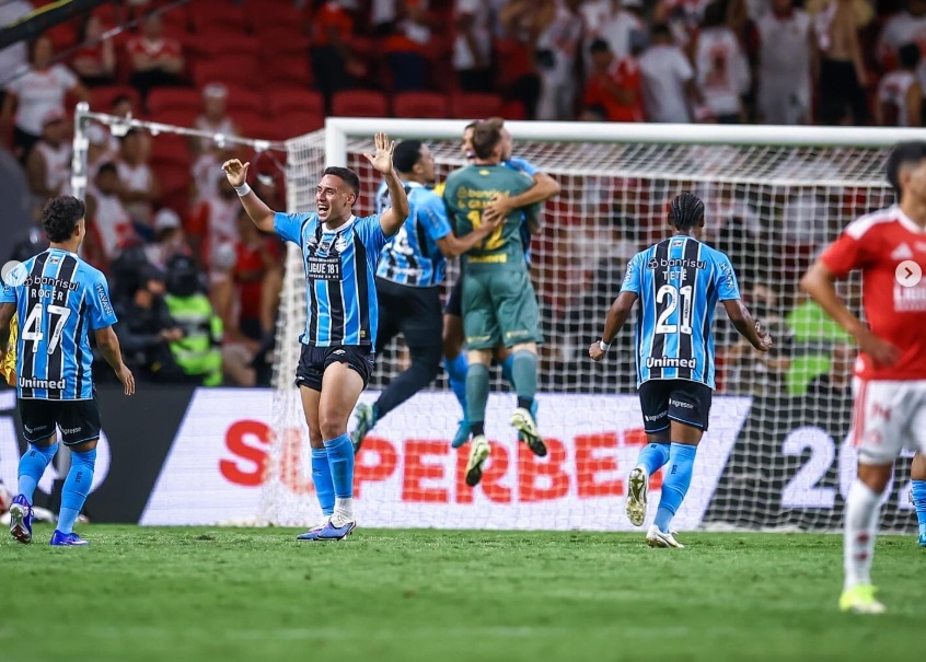 Erick Noriega celebra la obtención del Campeonato Gaucho con Gremio. (@gremio)