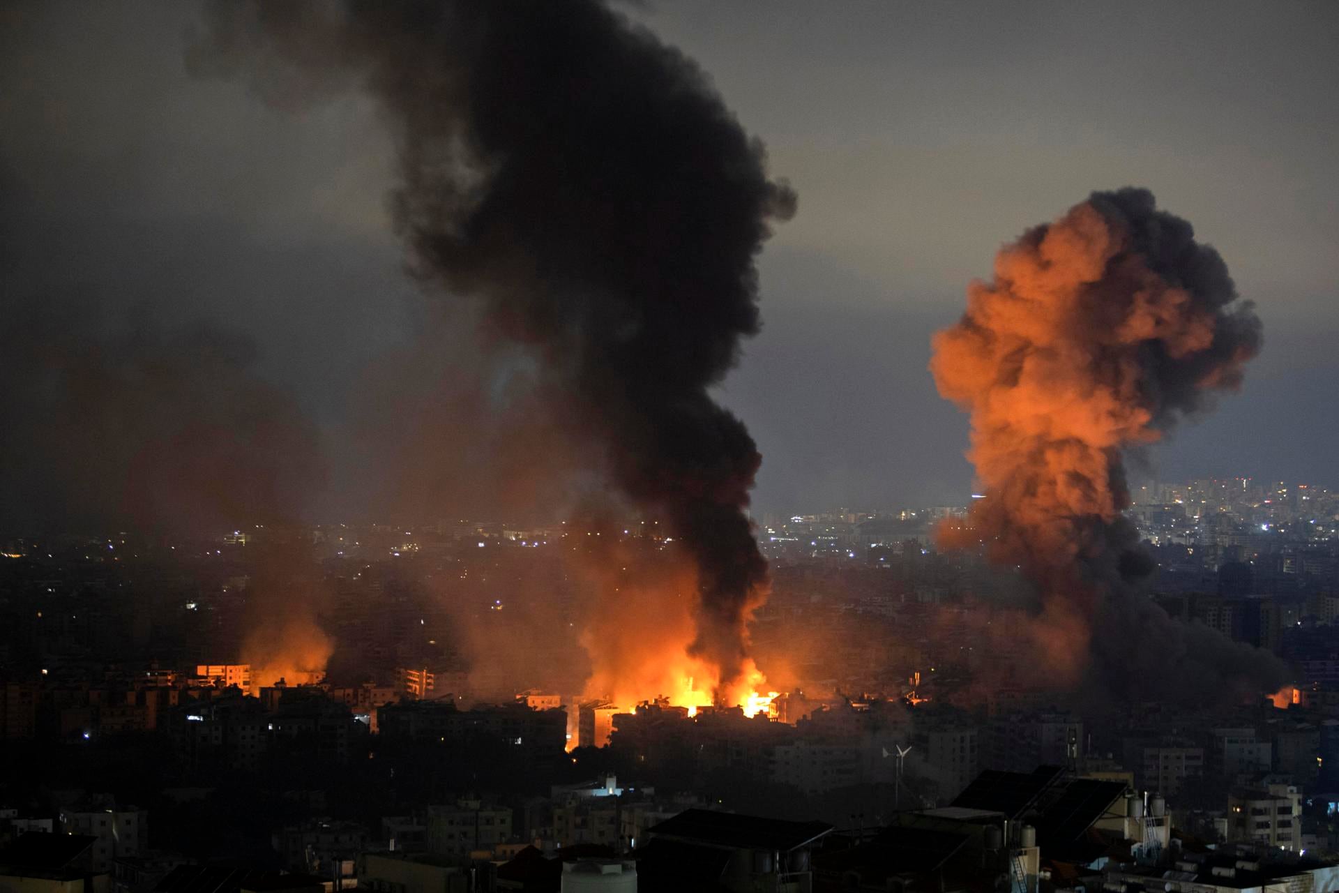 Columnas de humo tras un ataque aéreo de Israel en la zona de Dahieh Saint Therese, en el suburbio sur de Beirut, Líbano. (EFE/ Str).