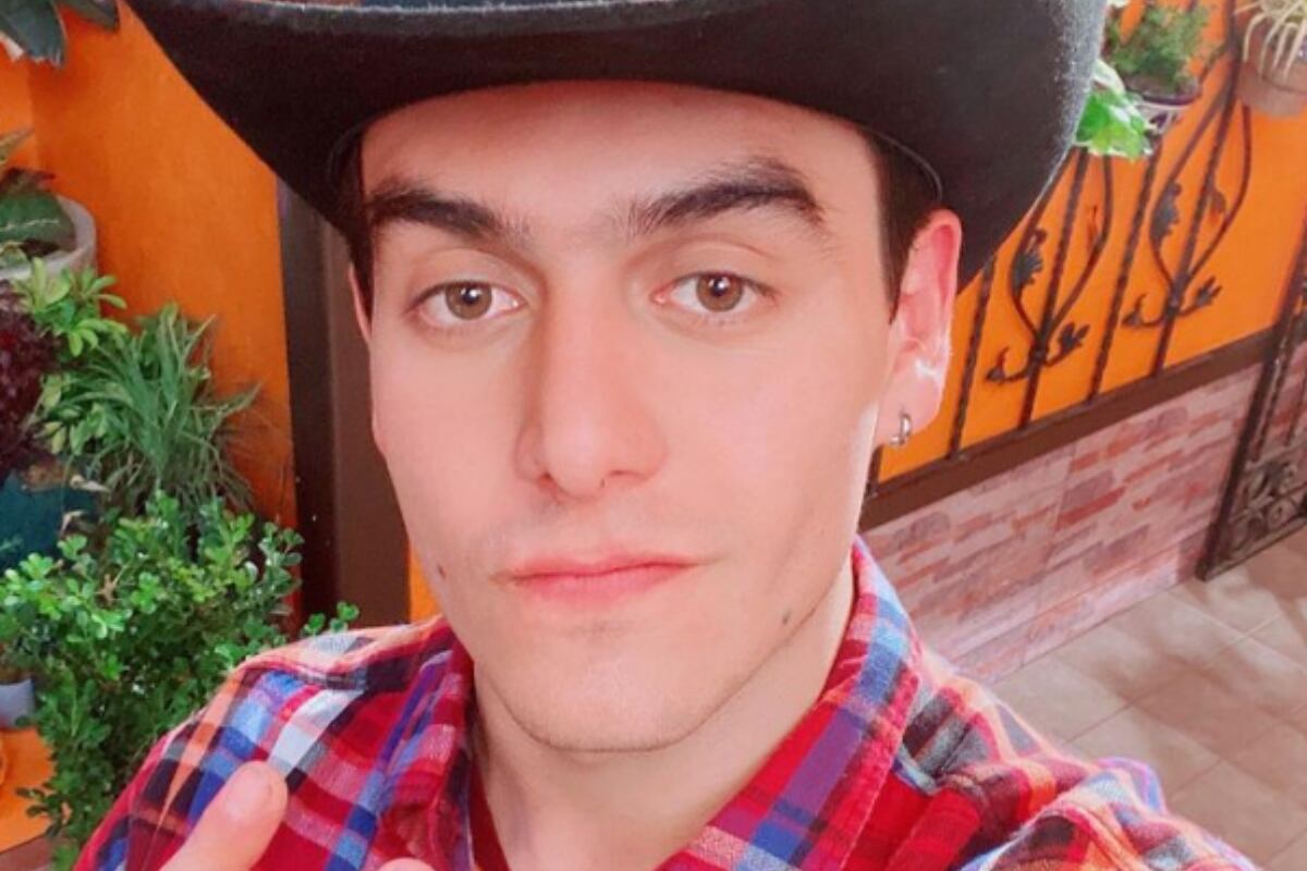 Julián Figueroa posando con su sombrero y una camisa a cuadros (Foto: Julián Figueroa / Instagram)