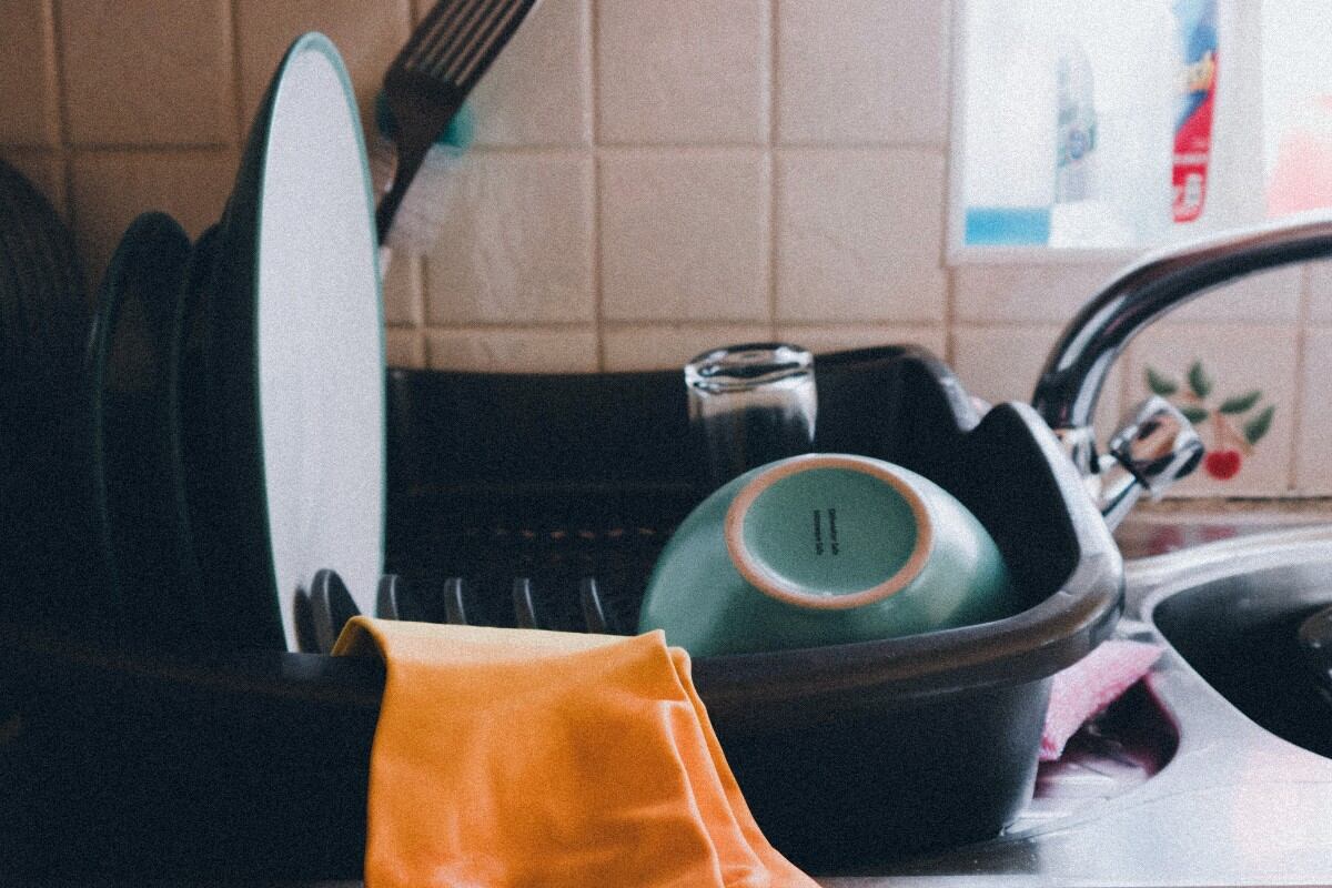 El bicarbonato de sodio y vinagre funcionan muy bien para limpiar el escurridor de platos. (Foto: Pexels)