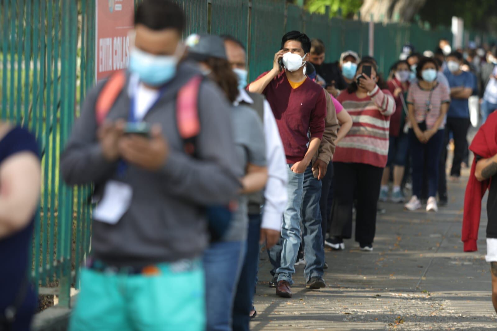 Desde tempranas horas se reportan largas filas de personas en los vacunatorios (Foto: Julio Reaño/@Photo.gec).