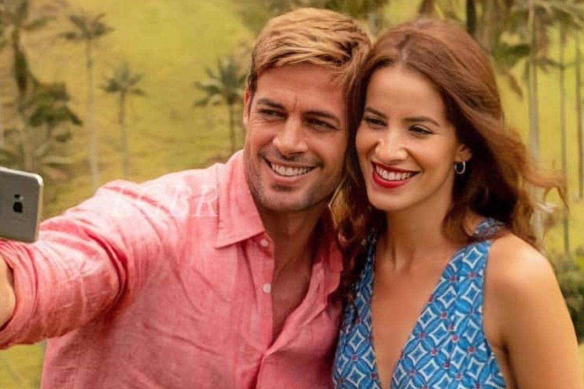 William Levy y Laura Londoño tomándose un selfie. (Foto: Café con aroma de mujer / Instagram)