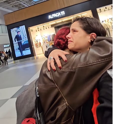 Melania Urbina y su hija lloran al despedirse en el aeropuerto.