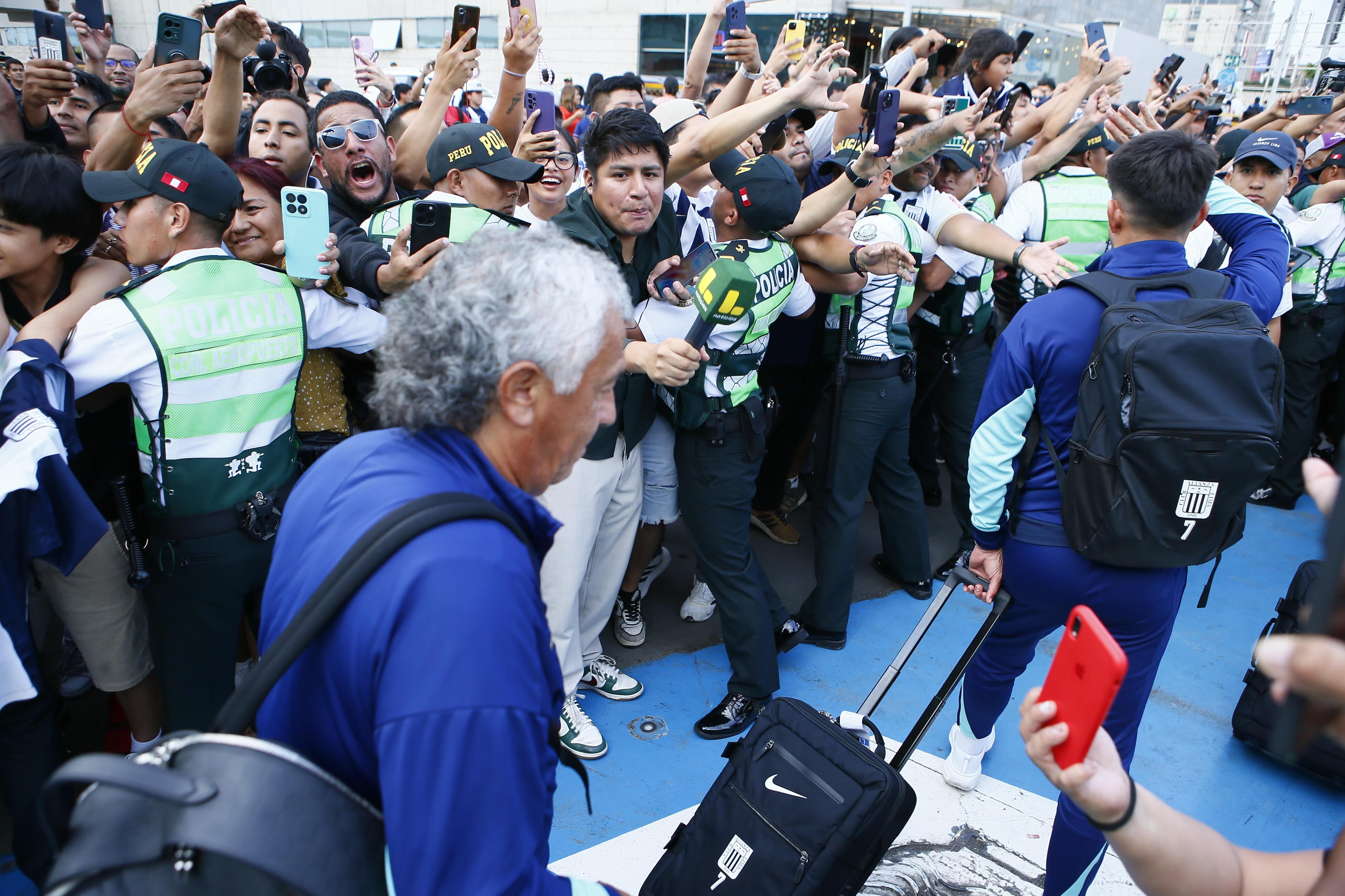Cientos de hinchas presentes para recibir a Alianza Lima. (Foto: GEC)
