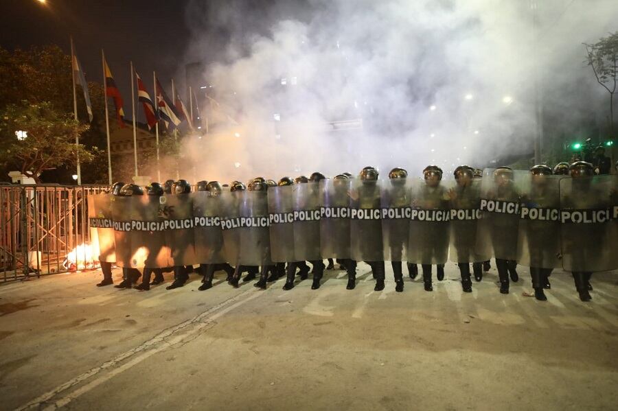 Efectivo policial, forman fila tras incendio en el frontis del Congreso. Fotos: Paloma del Solar/ @photo.gec