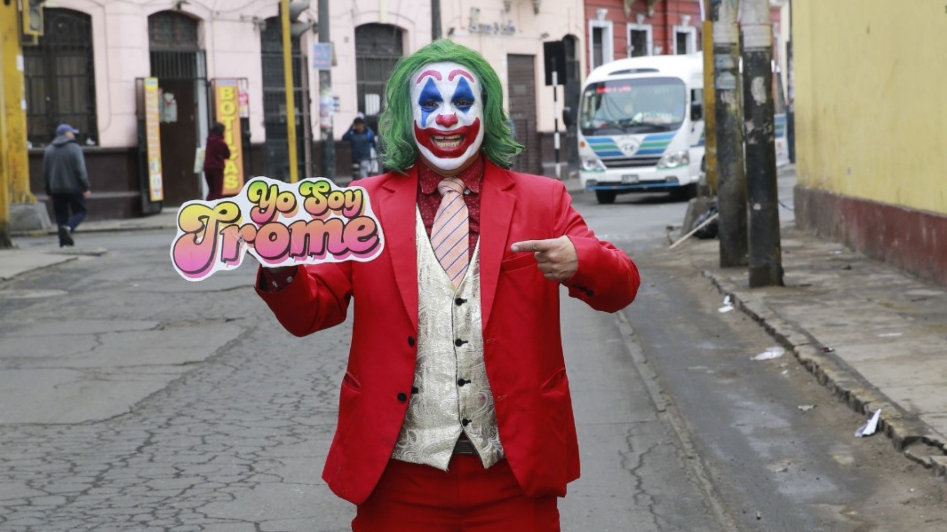 Roberto Marcos Martínez interpreta a personaje para vender café y panes con relleno. Foto: Allengino Quintana