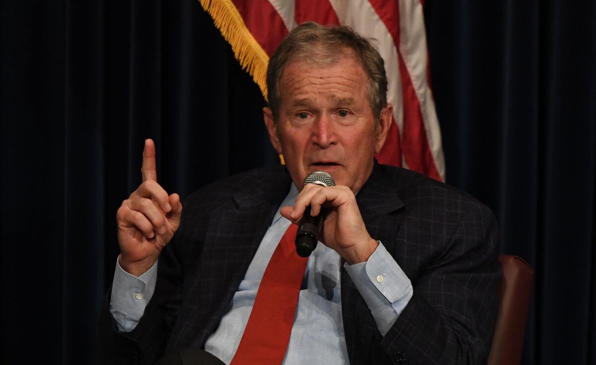 George W. Bush, se unió a las condolencias y aseguró que, “Laura y yo tenemos la suerte de haber disfrutado del encanto y el ingenio de su compañía, y sabemos cuánto lo extrañaremos”. (Foto: Mark RALSTON / AFP).
