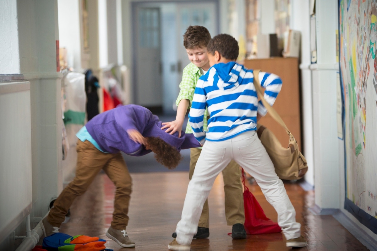 Tu hijo debe aprender a defenderse de los compañeros que lo molestan, pero sin recurrir a la violencia. Foto: Istock.