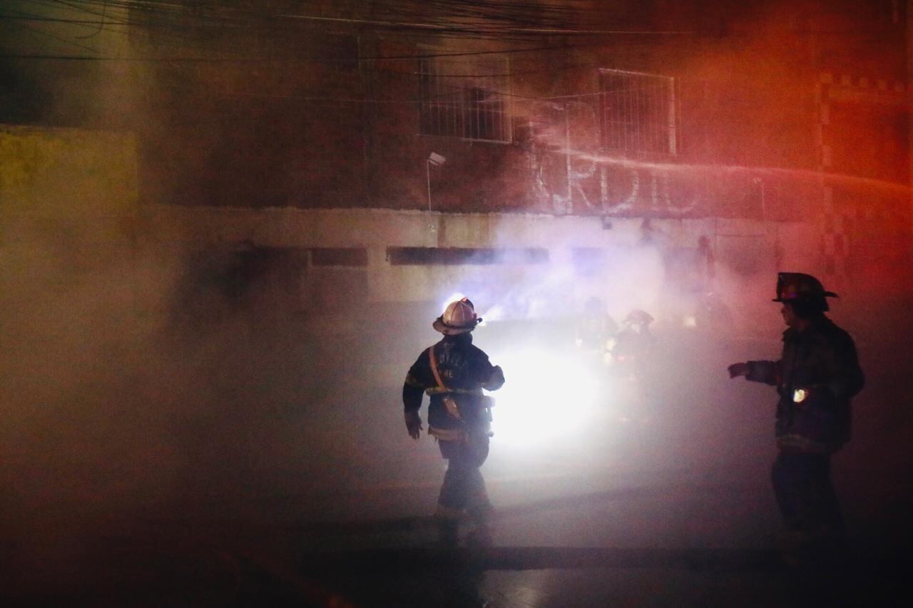 Incendio consume almacenes informales en la cuadra 13 de Jirón Miró Quesada en Barrios altos.
Fotos: Joel Alonzo /@photo.gec