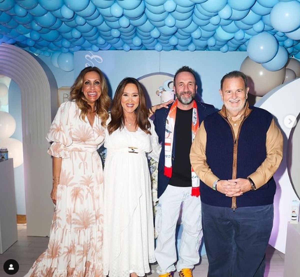 El baby shower de Bruno Sebastián. Ella está acompañada de su esposo y sus colegas Lili Estafan y Raúl de Molina (Foto: Tanya Charry / Instagram)