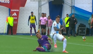 La descalificadora falta contra Santi González en el Sporting Cristal vs. Comerciantes Unidos | VIDEO