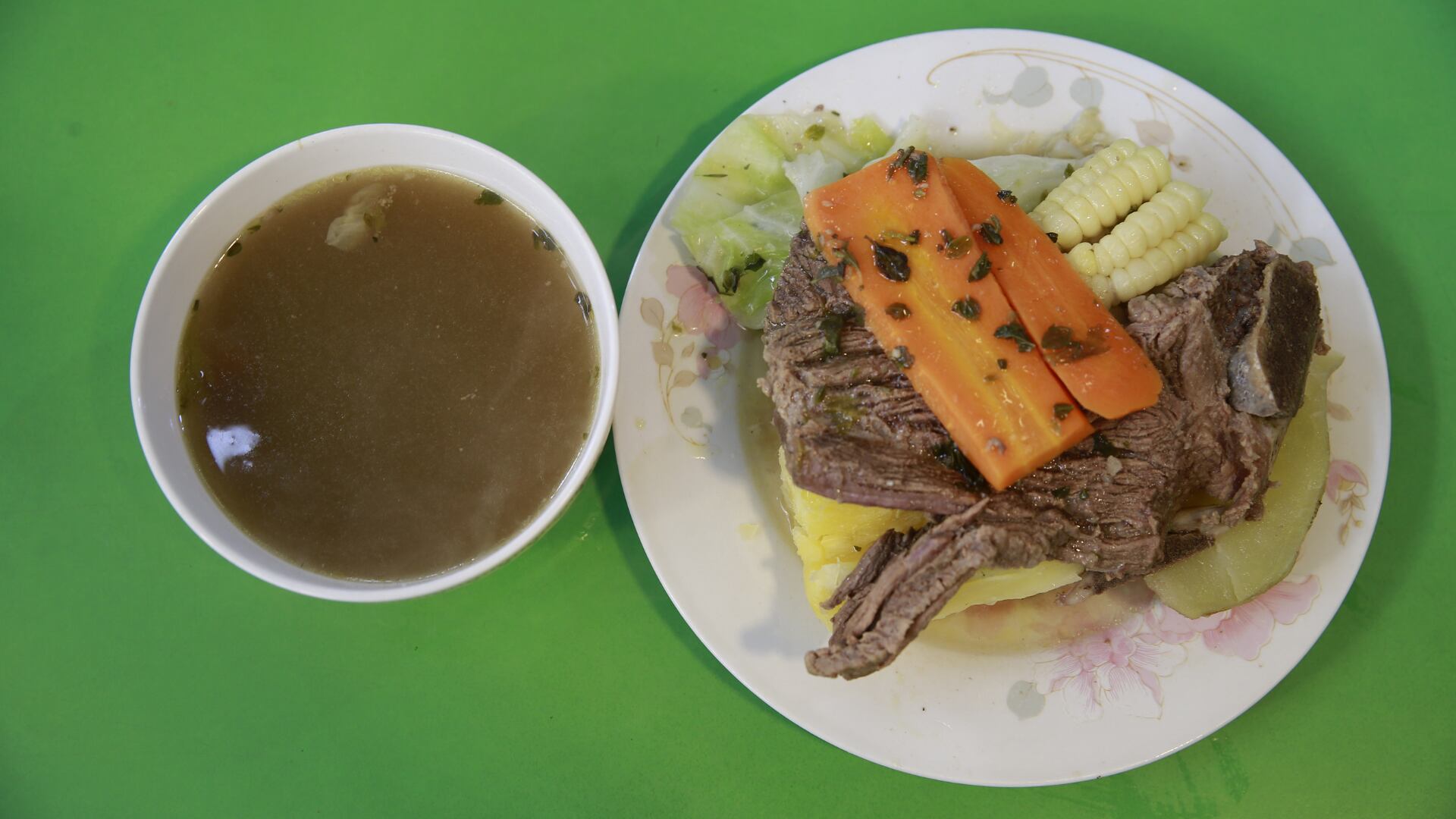 Don Walter Quispe presenta un plato, que lleva generosa carne, concentrado de caldo, papas, choclo y zanahoria. FOTO: ALLENGINO QUINTANA