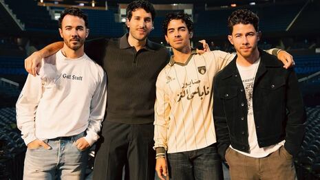 Sebastián Yatra se une a los Jonas Brothers en un emotivo concierto en Orlando