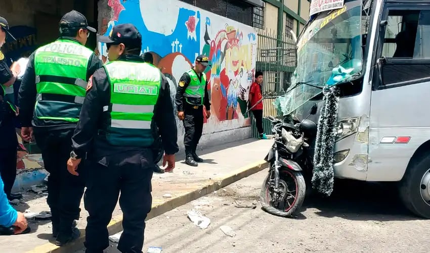 Choque de bus deja un fallecido y ocho heridos. (Foto: Difusión)