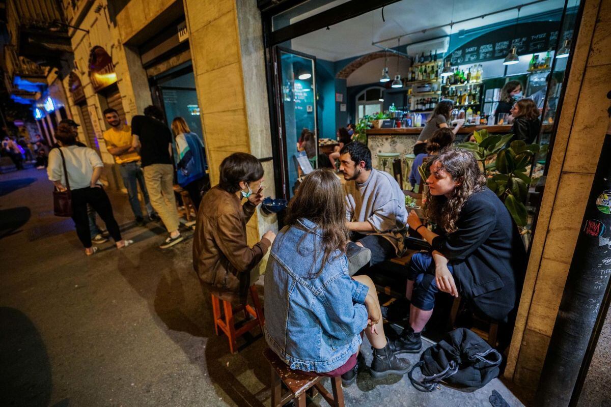 Numerosos jóvenes, muchos sin mascarilla, se agolpaban anoche en los barrios más festivos animados por el buen tiempo. (EFE/EPA/TINO ROMANO)