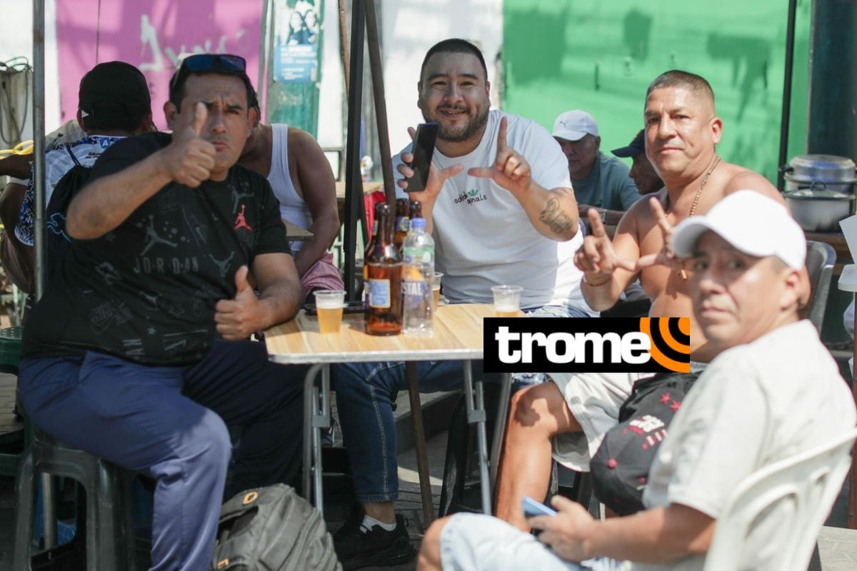 Amigos viven la fiebre futbolera con sus cervecitas. Foto: Julio Reaño Mesones/Trome.