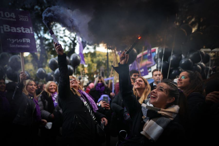 Miles de mujeres marchan bajo la consigna "ni una menos" en conmemoración de los siete años de la creación de este colectivo feminista, hoy en Buenos Aires (Argentina).