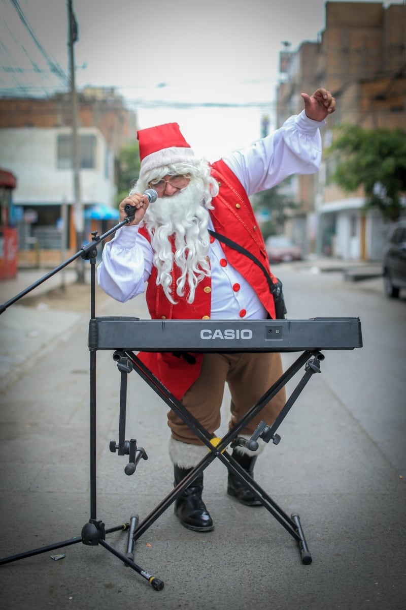 Julio Arroyo se viste de Papá Noel y sale a repartir regalos a niños de las zonas más pobres del país. Foto: César Bueno.