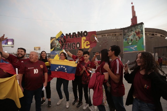 Hinchas de Venezuela van llegando de a pocos al estadio Nacional para el encuentro entre Perú vs Venezuela. Fotos: Anthony Niño de Guzmán/@photo.gec