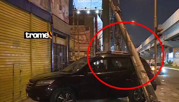 SJL: Poste cayó sobre auto estacionado y familia se salvó de milagro