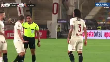 Riveros tuvo una mala reacción, pero el árbitro lo dejó pasar