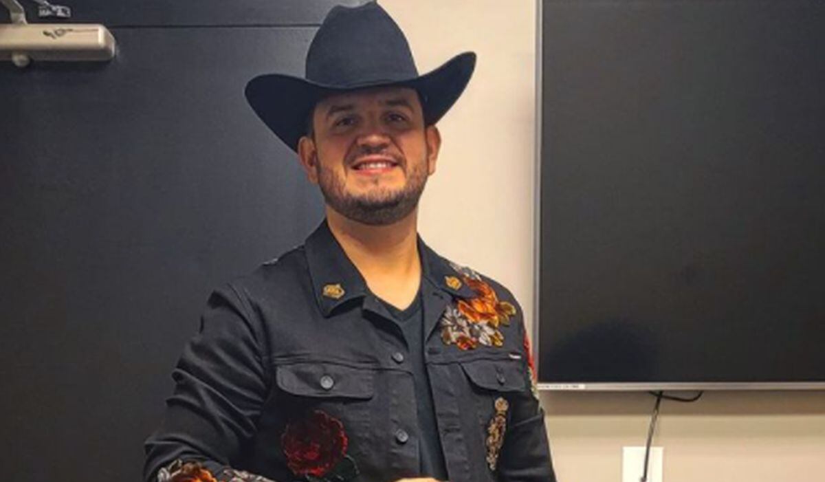 Este artista que se encuentra posando ante la cámara toca diversos instrumentos como: acordeón, guitarra y piano (Foto: Edén Muñoz / Instagram)