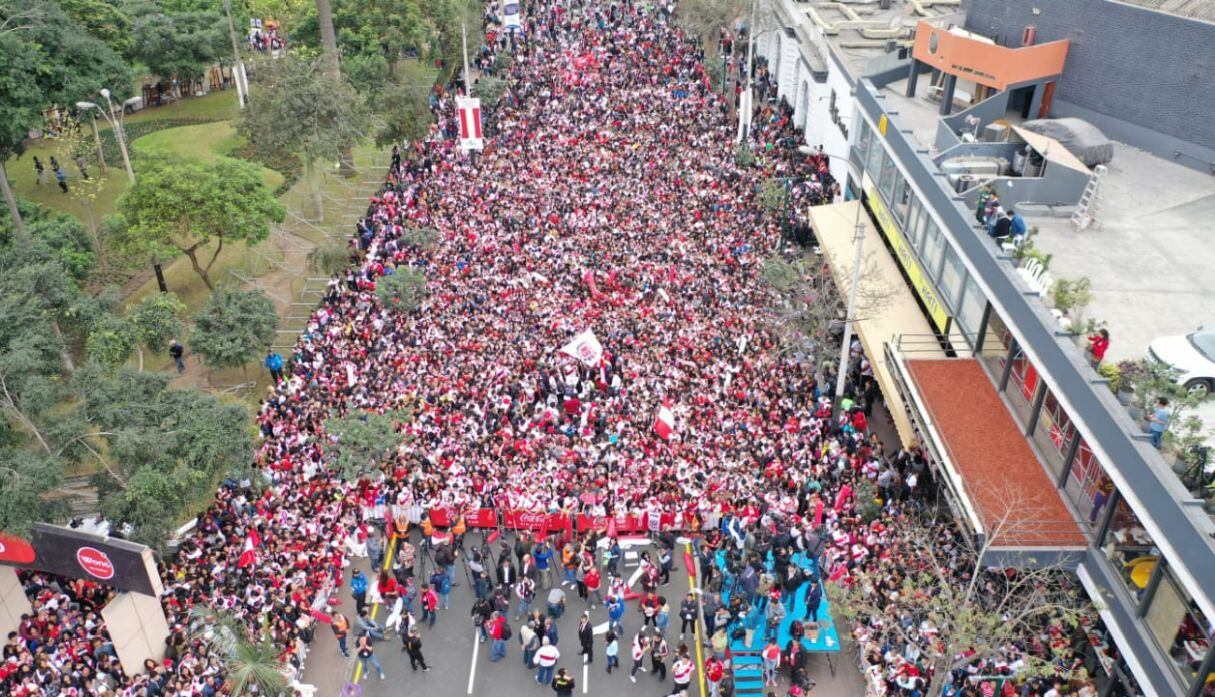 Los hinchas siguen las incidencias del partido de Perú v. Brasil a través de pantallas gigantes. (Foto: Referencial/Giancarlo Ávila)