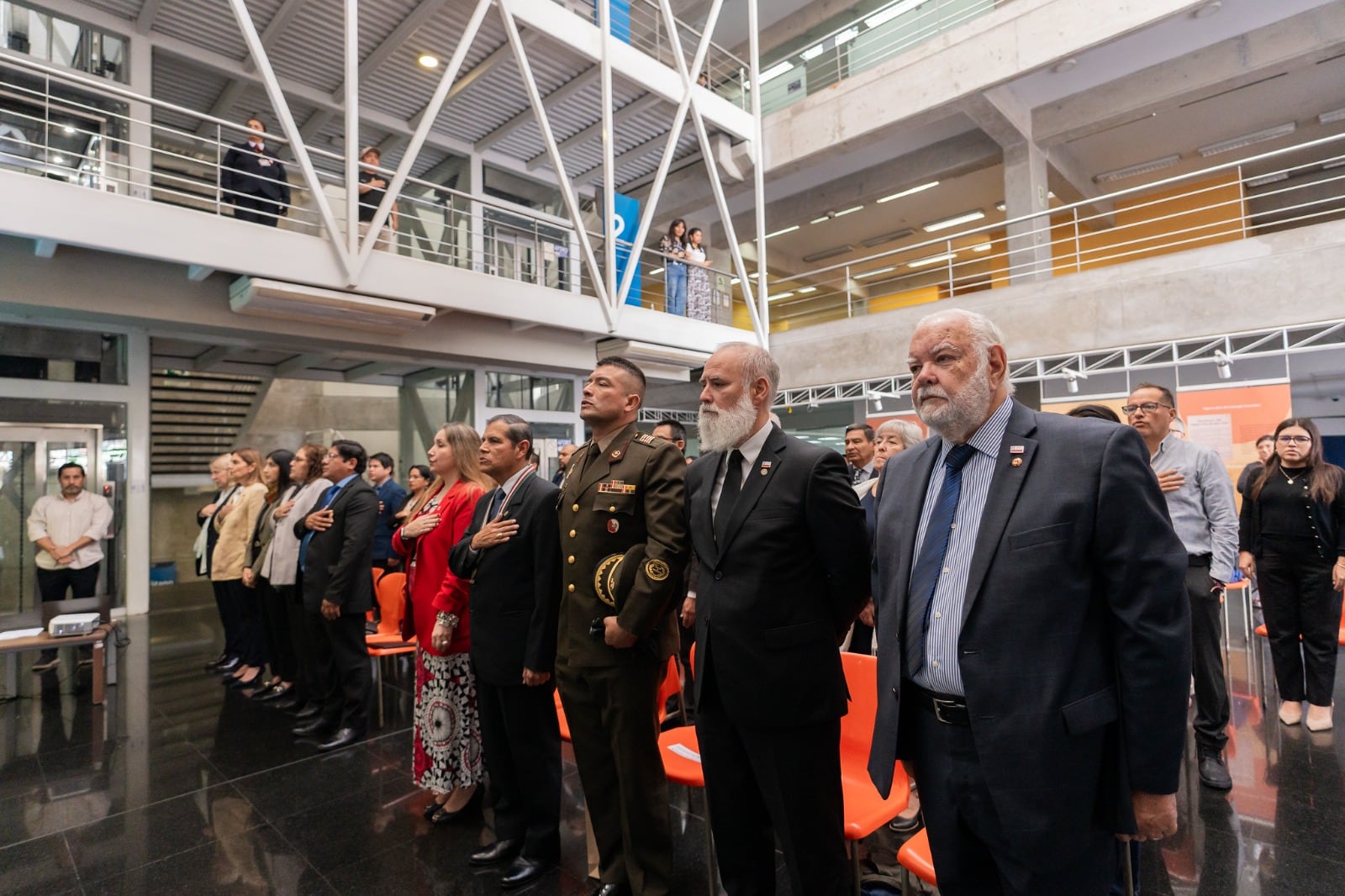 Recuperan libro único con la firma de Enrique Bolognesi