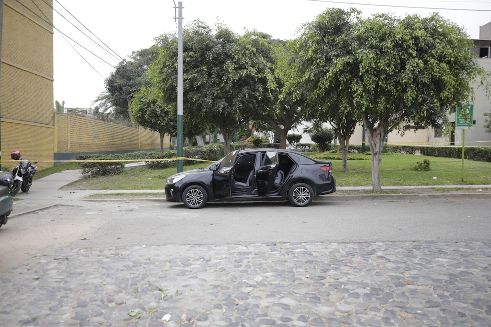 Una persona muerta y otra herida fue el saldo que dejó la intercepción de dos sicarios a un vehículo estacionado en pleno parque de Surco. Foto: Joseph Angeles/@photo.gec