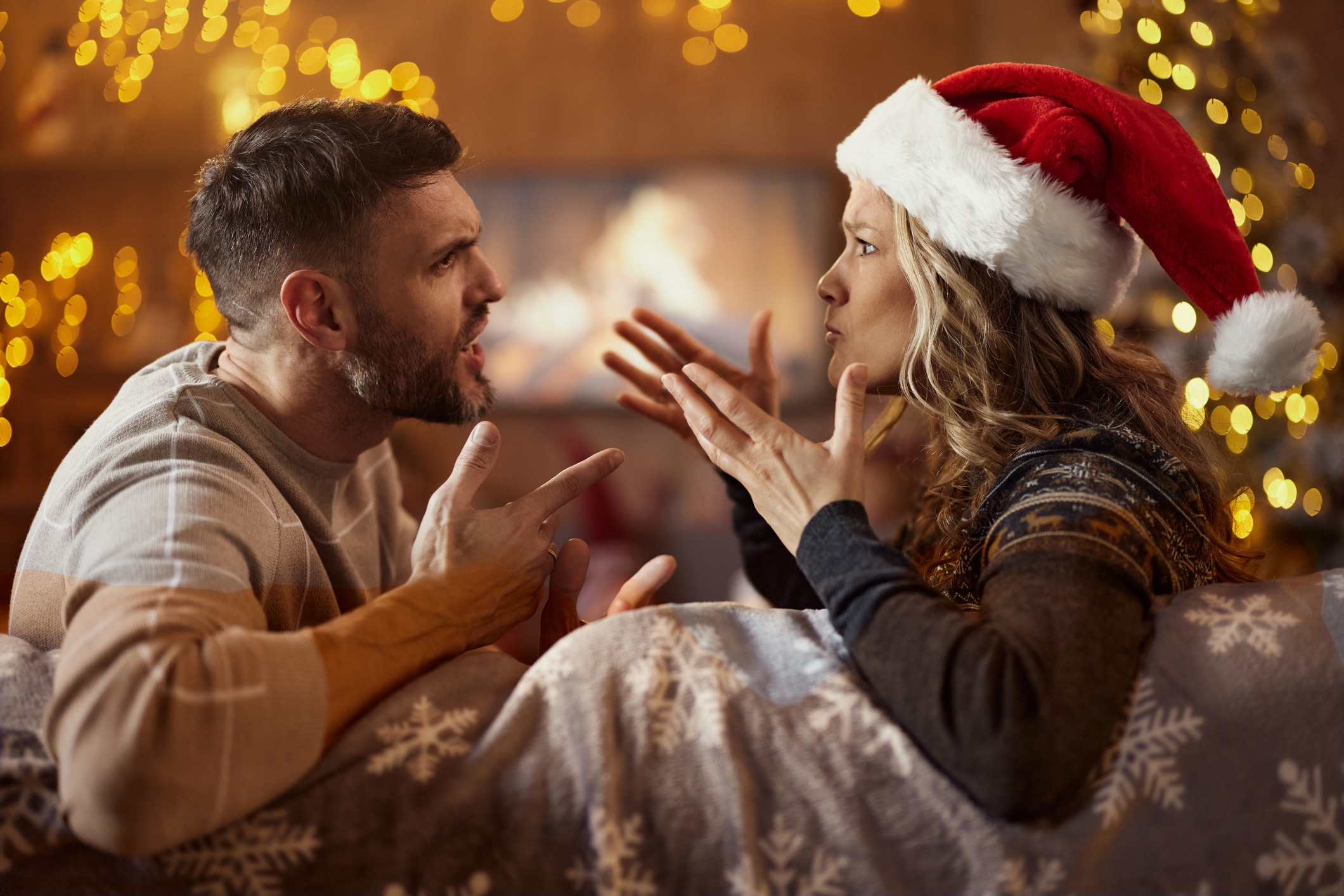 Lleguen a un punto medio y creen su propio ritual navideño. No tiene que ser la gran fiesta; pueden cocinar juntos, viajar o adornar un solo espacio del hogar. La clave es que ambos disfruten sin tensión. Foto: Istock