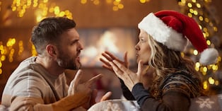 Lleguen a un punto medio y creen su propio ritual navideño. No tiene que ser la gran fiesta; pueden cocinar juntos, viajar o adornar un solo espacio del hogar. La clave es que ambos disfruten sin tensión. Foto: Istock