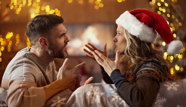 Lleguen a un punto medio y creen su propio ritual navideño. No tiene que ser la gran fiesta; pueden cocinar juntos, viajar o adornar un solo espacio del hogar. La clave es que ambos disfruten sin tensión. Foto: Istock