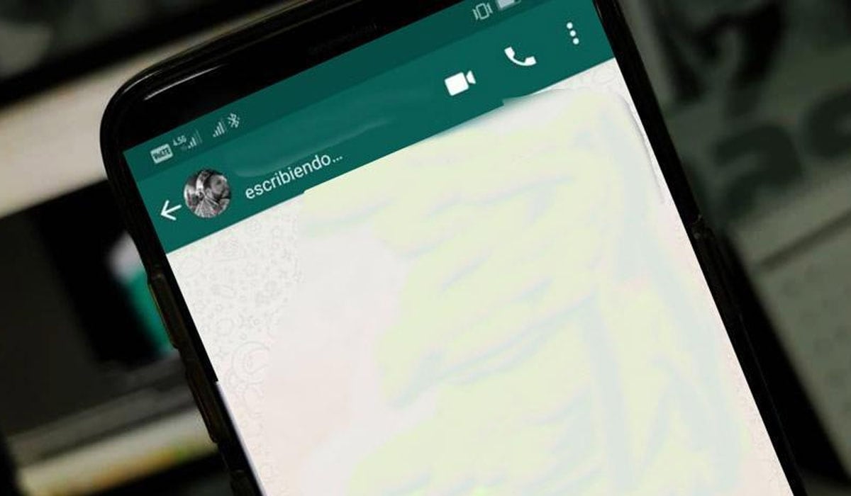 Conoce cómo eliminar la palabra "escribiendo" de tu celular. (Foto: WhatsApp)