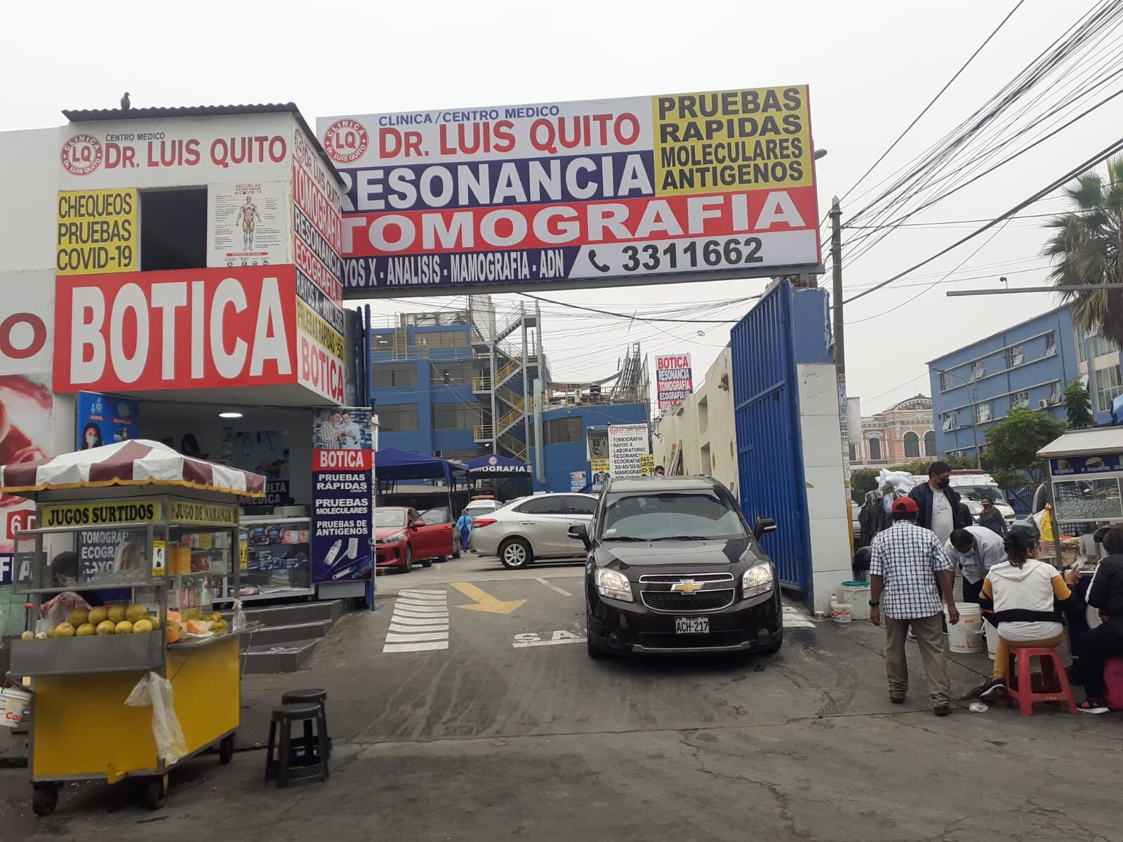 Dos extranjeros atacaron a balazos a trabajador del policlínico 'Quito' para robarle 30 mil soles que había cobrado.