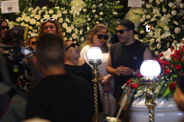 Amigos artistas de Manolo Rojas acudieron a despedirlo al Gran Teatro de la Nación. (Antonio Melgarejo @photo.gec)