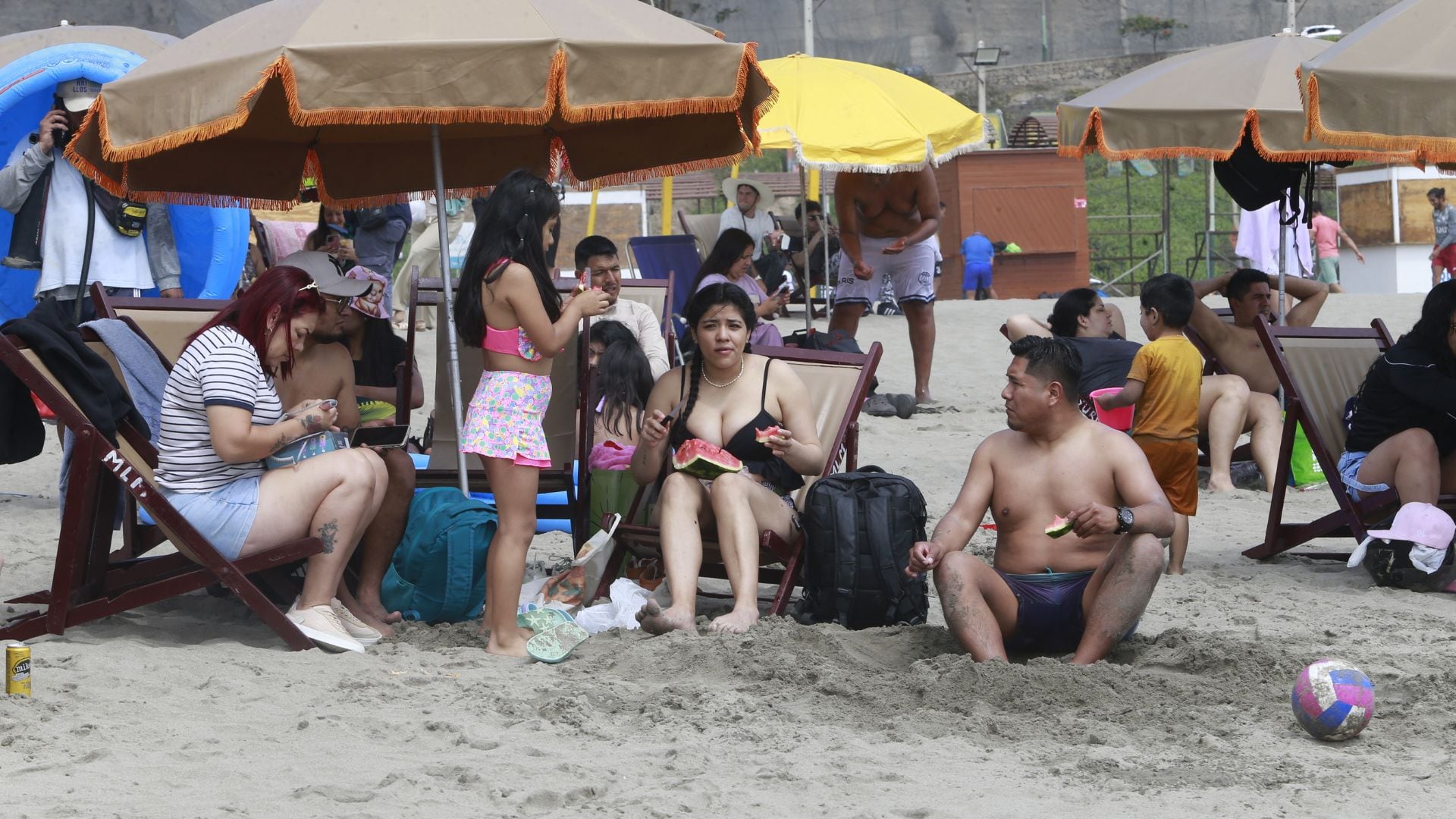 Familias posaron felices con nueva promo del diario Papá. Foto: Allengino Quintana