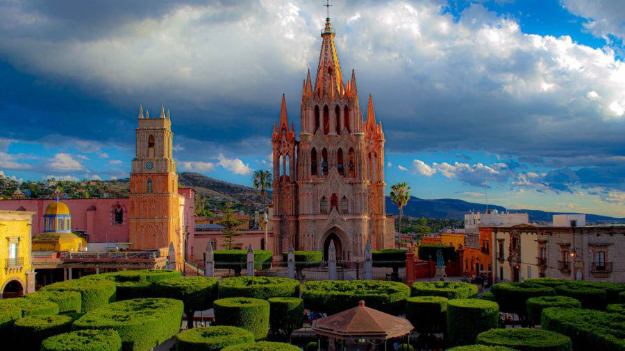 San Miguel de Allende destaca por sus calles empedradas, templos majestuosos y coloridas casas coloniales.