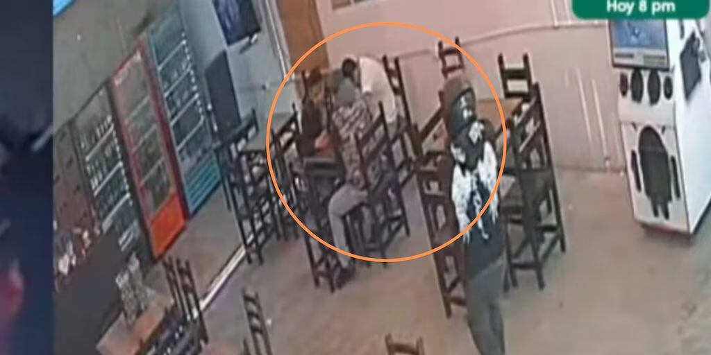 Cámaras captaron al sicario disparar contra tres comensales.