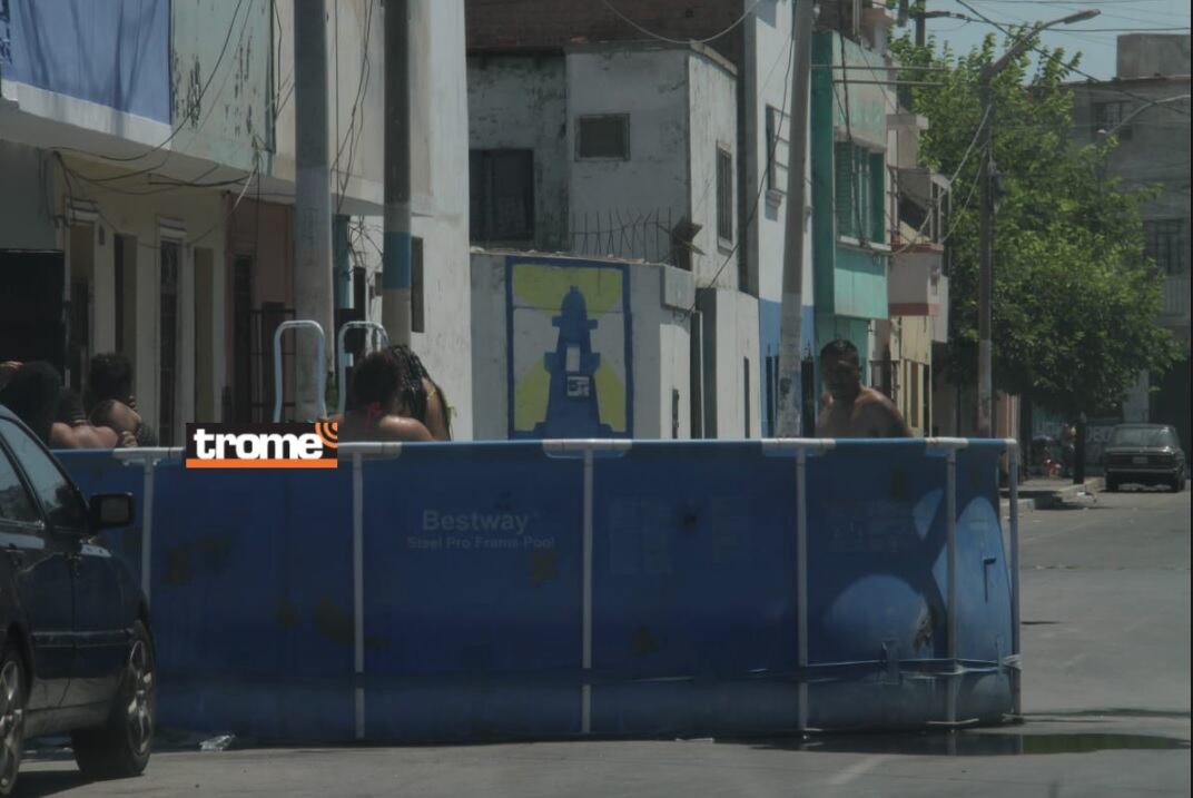 Se divirtieron en las calles refrescándose del calor en piscinas portátiles o inflables. (Foto: Alan Ramírez / Trome)