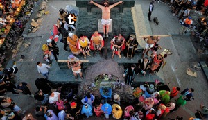 Las impresionantes imágenes del Cristo Cholo y la escenificación del Vía Crucis