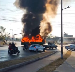 Reportan bloqueo de carreteras y ataque en Jalisco y Michoacán por muerte de narco 'El Mencho'.