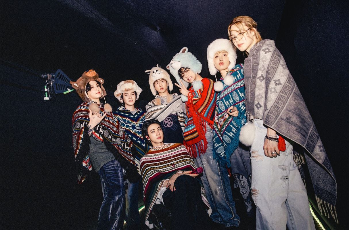 BTS compartió imágenes de su despedida de Lima, donde sus siete integrantes sorprendieron a miles de fans al lucir tradicionales ponchos peruanos. (Foto: X / @bts_bighit)