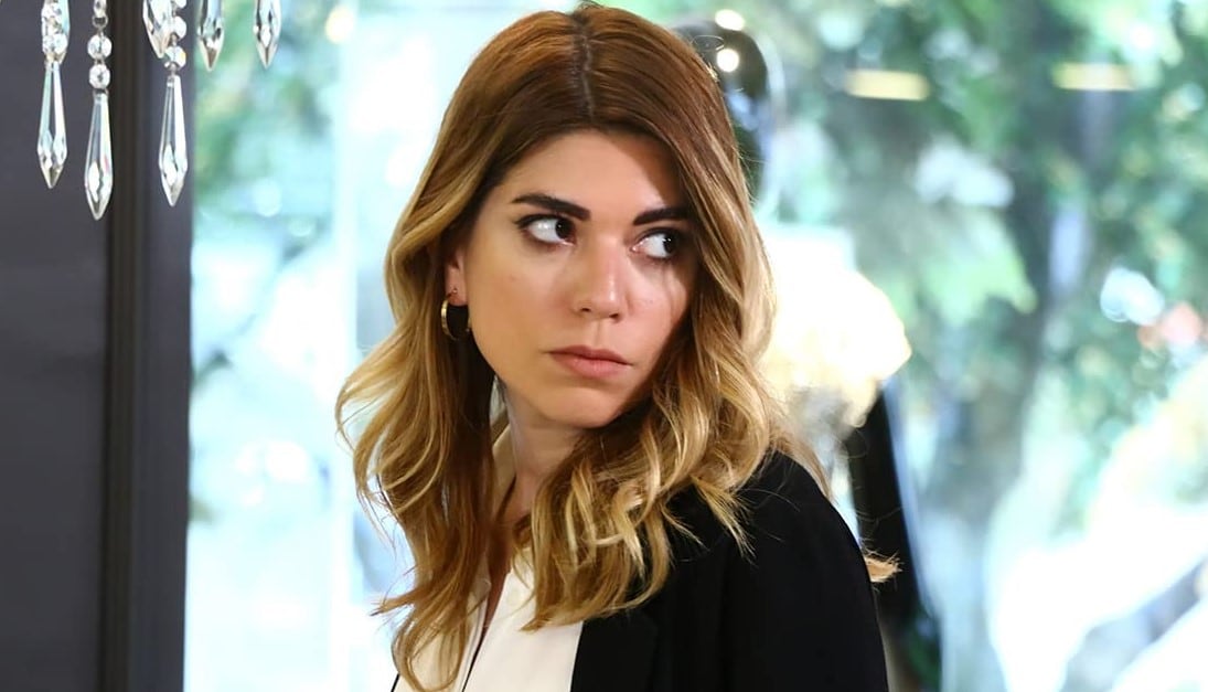 Efsun, cautelosa, en una escena de la telenovela "Me robó mi vida" (Foto: Pastel film)